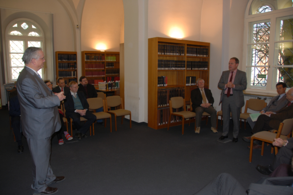 Prof. Dr. Schieffer, Staatsminister Dr. Heubisch im Lesesaal der MGH Bibliothek