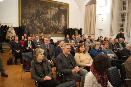 Das Publikum der MGH-Jubiläumsfeier im Clubraum der ÖAW.