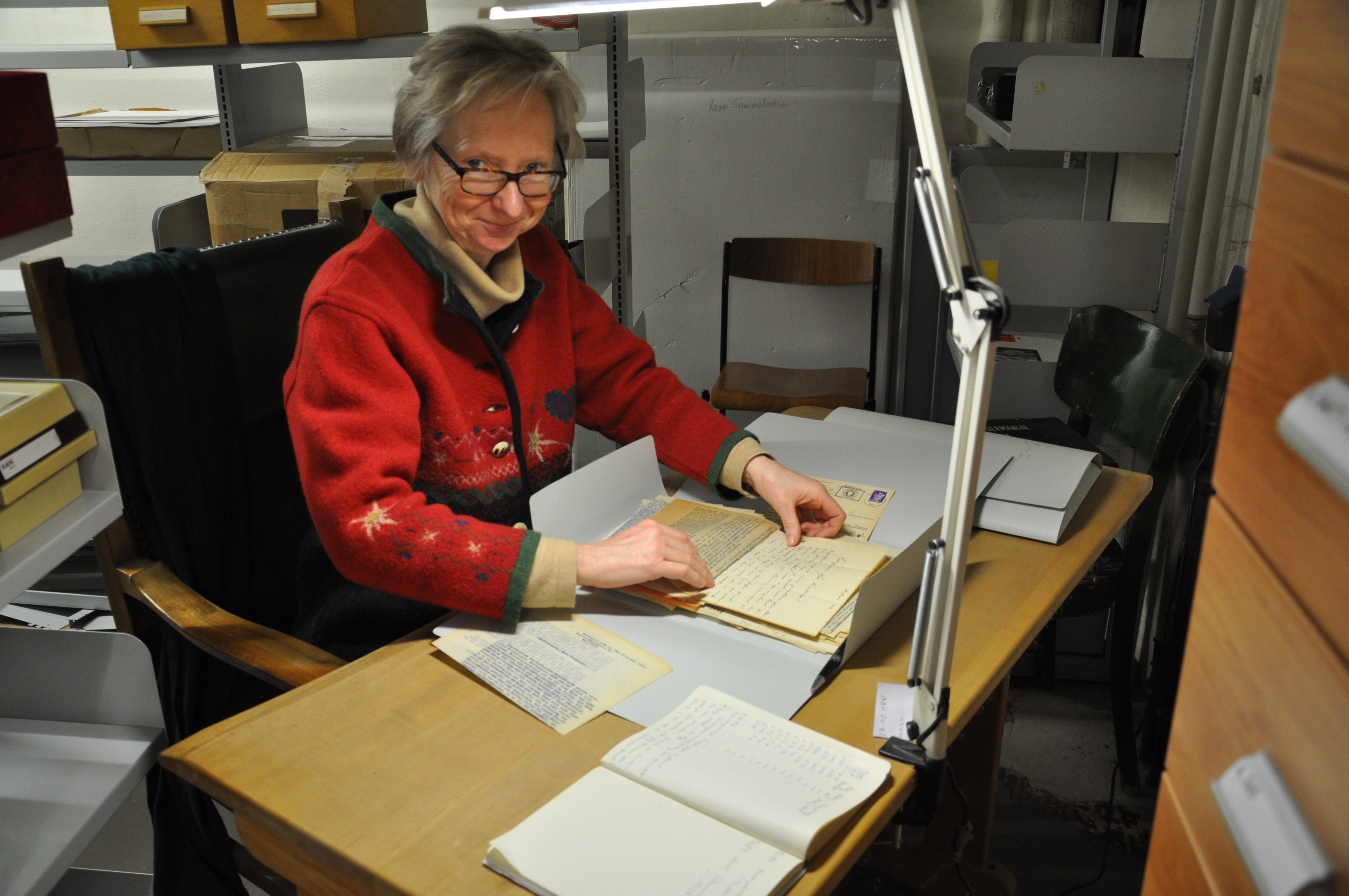 Anne Nagel im MGH-Archiv bei der Auswahl der Stücke, die online ediert werden sollen. Foto: MGH