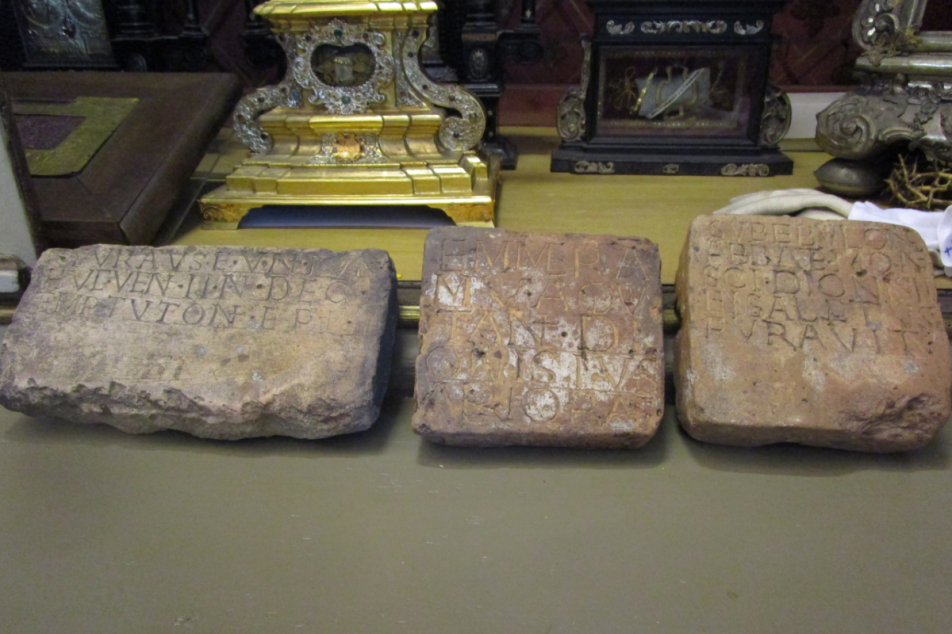 Die auf alt gemachten, gefälschten Inschriften aus dem 11. Jahrhundert in der Schatzkammer von St. Emmeram. Foto: MGH/Marquard-Mois