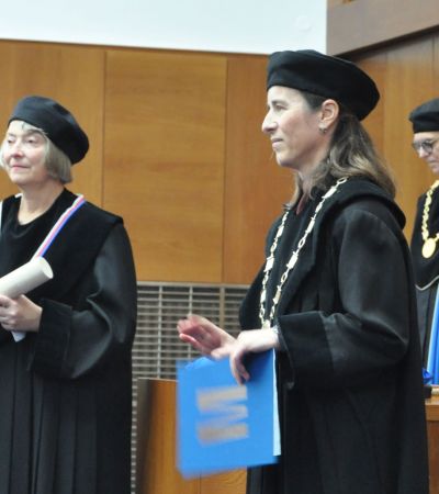 Frisch gebackene Doctor honoris causa mit Urkunde und Medaille der Masaryk-Universität. Foto: MGH