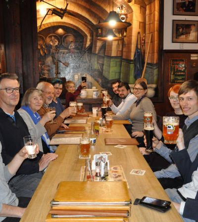 Die tschechische Gastlichkeit war überwältigend: hier mit Nachwuchswissenschaftlerinnen und -wissenschaftlern in einer Bierstube. Foto: MGH