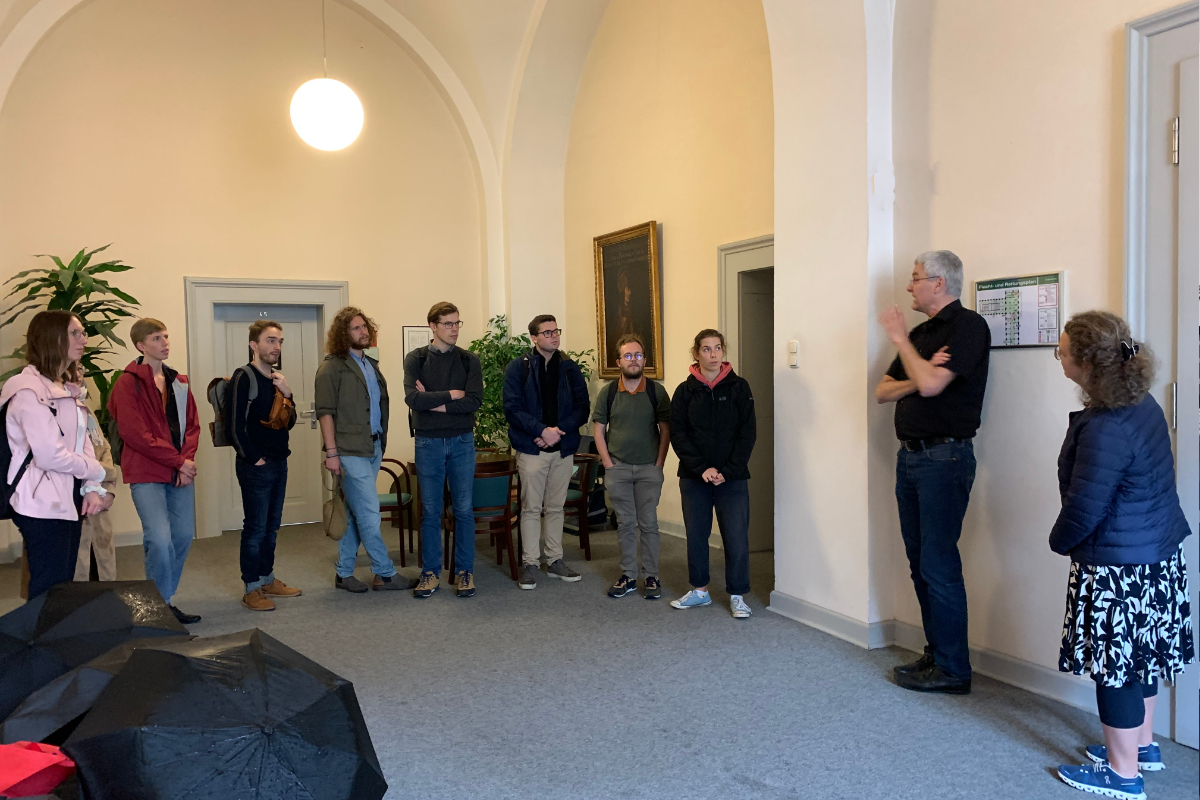 Thanks to stout umbrellas, the visitors arrived almost dry to hear Prof. Dr Stefan Peterson's introduction to the history of the MGH in the foyer of the Munich Institute.