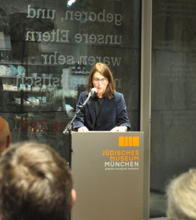 Dr. Jutta Fleckenstein, stellvertretende Direktorin des Jüdischen Museums München, begrüßte die Gäste in ihrem Haus.